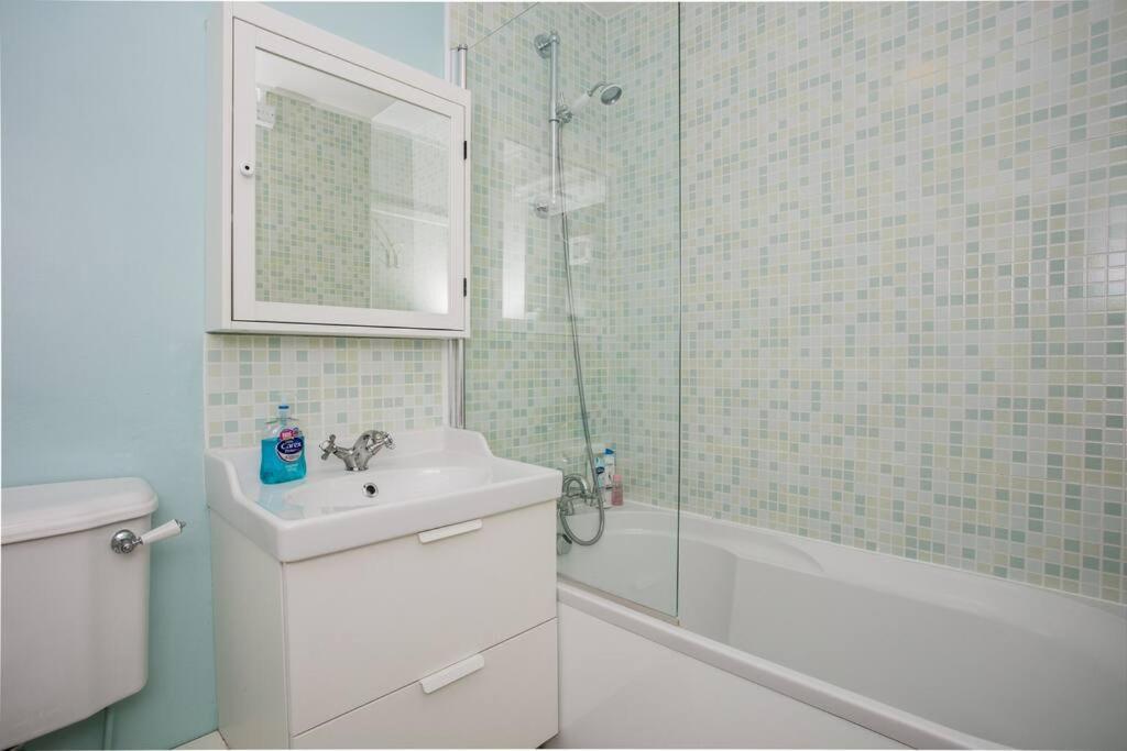 Lovely 1 Bedroom W/ Balcony In Dalston * Лондон